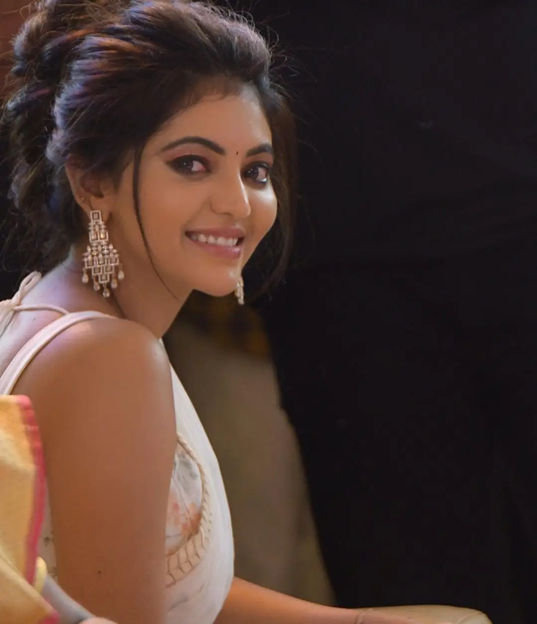 South Indian Actress Athulya Ravi In White Saree Sleeveless Blouse